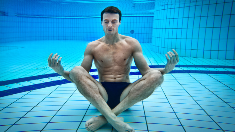 holding breath underwater in pool