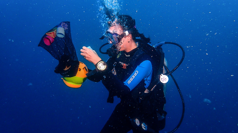 a diver performing exercises to work through narcosis symptoms