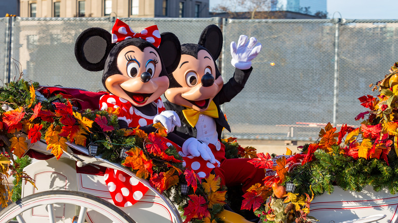 Minne and Mickey in a parade