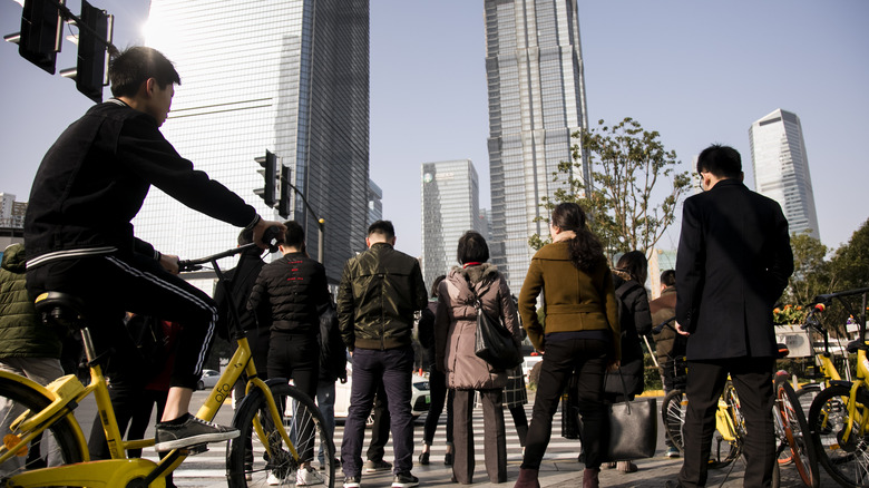 Shanghai early morning commuters