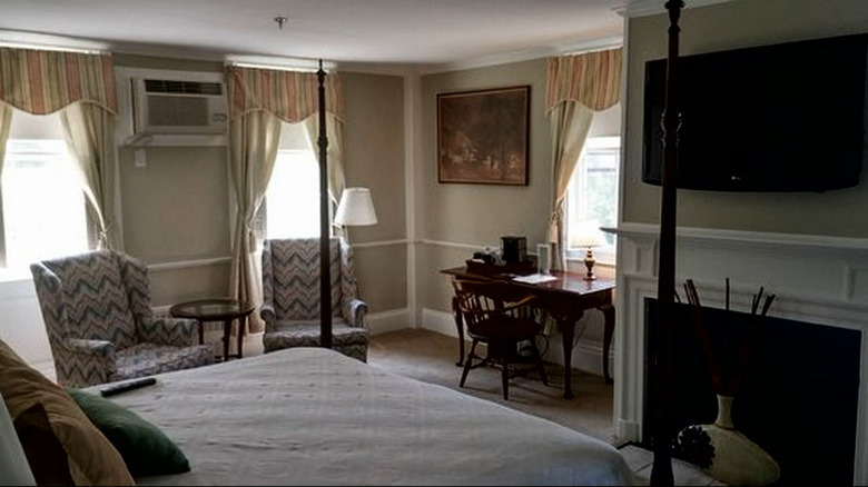 room 24 colonial inn