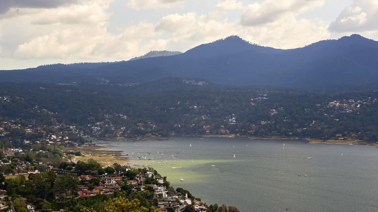 View over Lake Avándaro