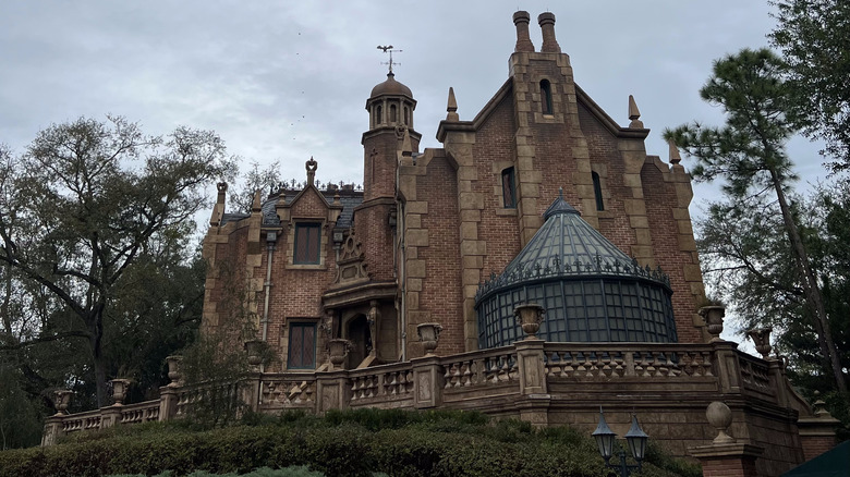 "Haunted Mansion" exterior