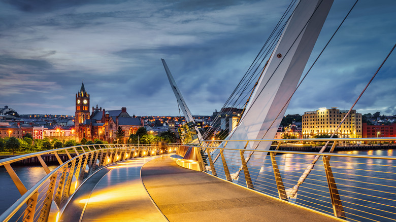 Derry Peace Bridge at night
