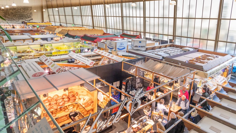 Food stalls at Kleinmarkthalle