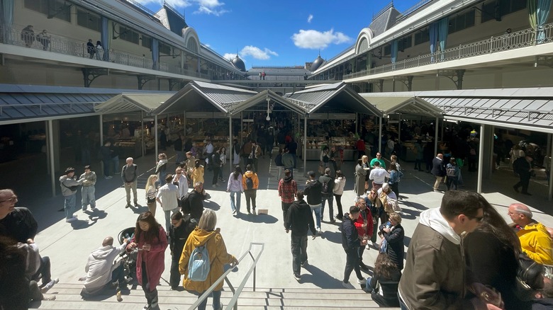 People walking at Mercado do Bolhão