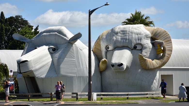 Giant Dog and Sheep, Tirau