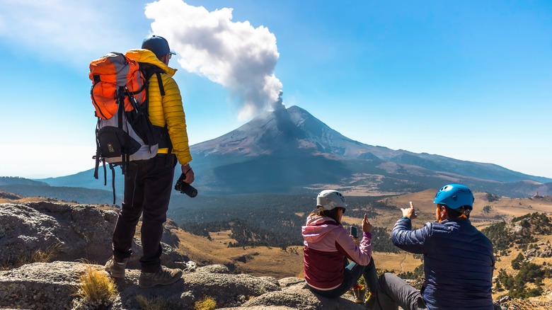 backpackers viewing Popocatépetl