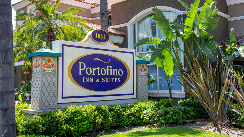 Portofino Inn & Suites Anaheim exterior
