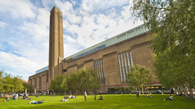 Outside of the Tate Modern