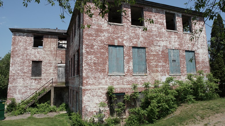 Abandoned barracks building in Salem