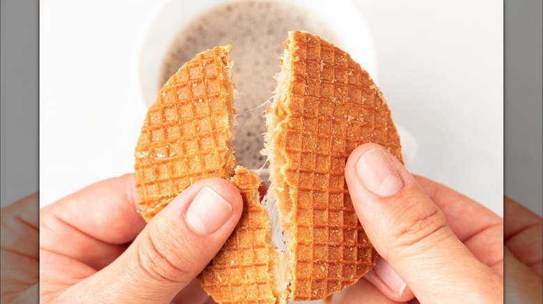 hands breaking stroopwafel 