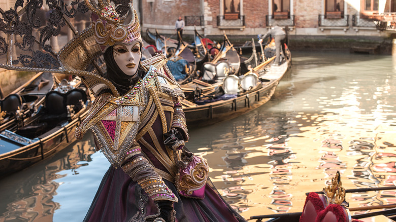 masked woman carnival in venice