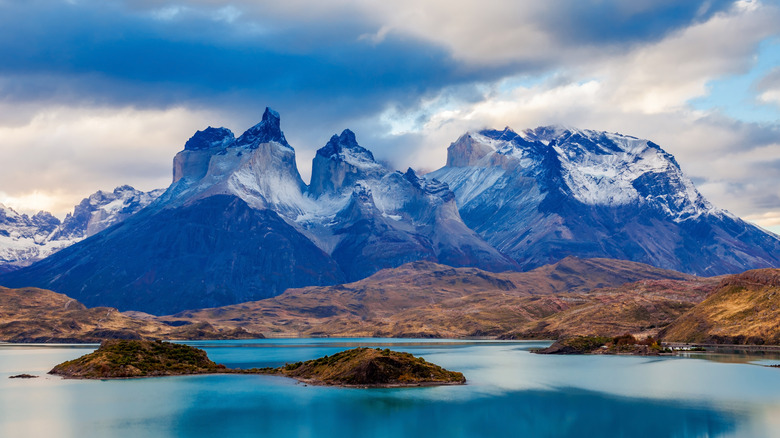 Mountains behind a lake