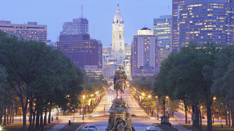 Philadelphia statue and skyline