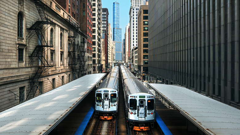 trains between buildings in Chicago