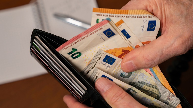 Counting Euros in a wallet