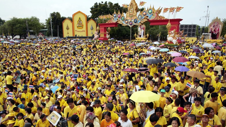 Crowd of Thais in yellow shirts