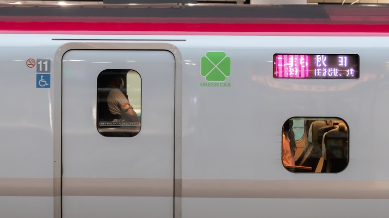 Green Car shinkansen entrance