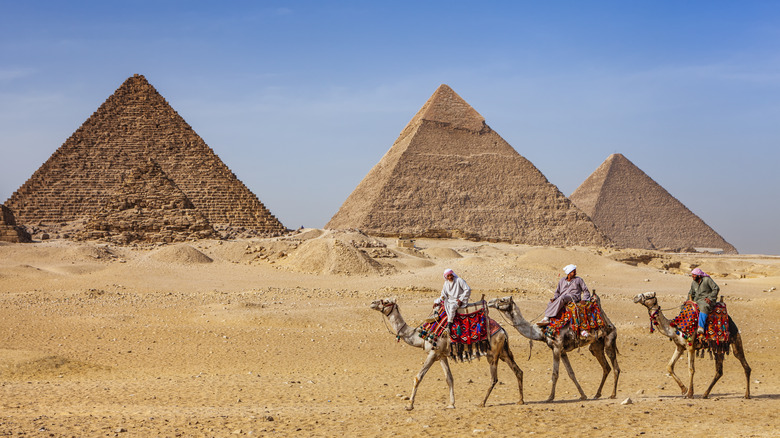 giza pyramid complex from the side