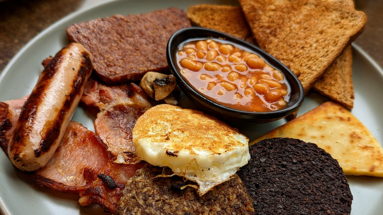 Full Scottish breakfast with haggis