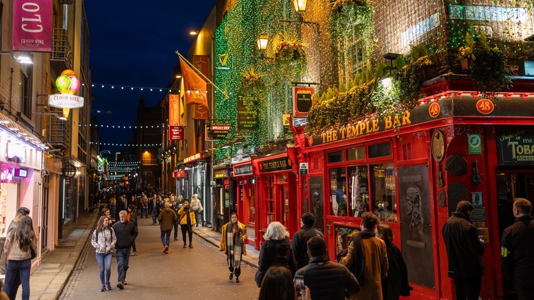 evening scene in Dublin, Ireland