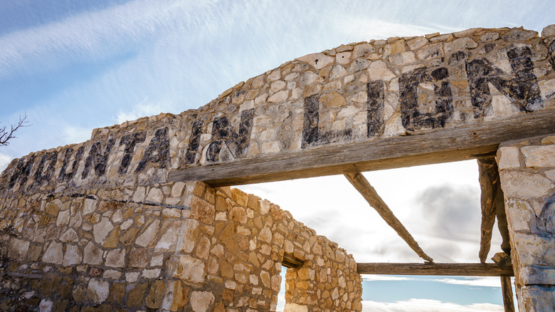 Two Guns ruins