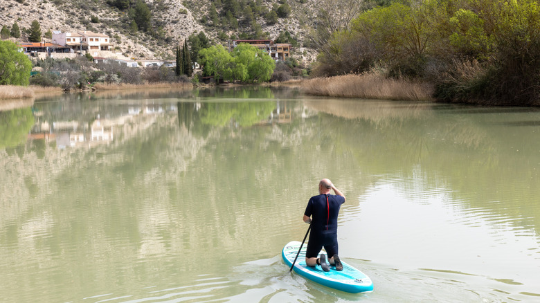 Traveler paddleboarding on the Júcar River