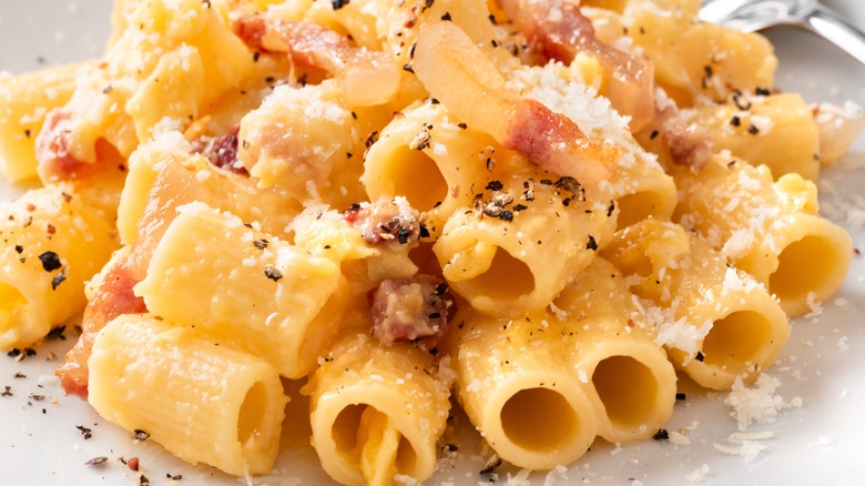 a serving of pasta alla carbonara