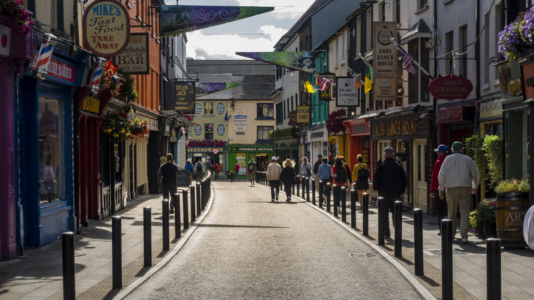 curved street in Killarney