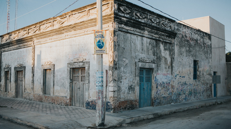 Old street corner in El Cuyo