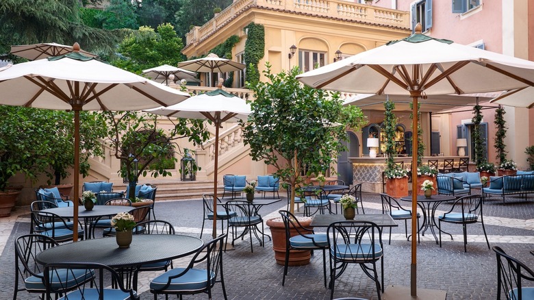 View of the Hotel de Russie courtyard