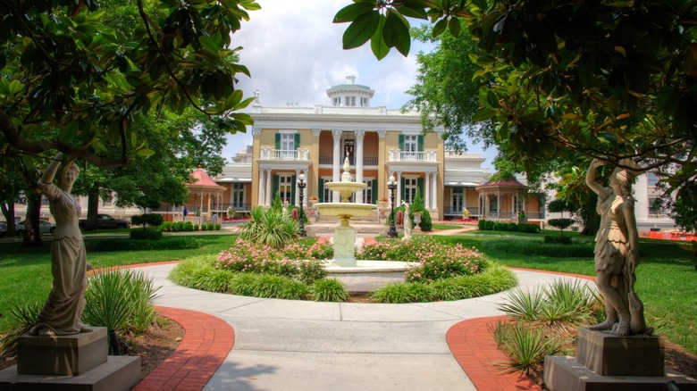 path to a yellow mansion