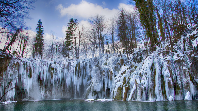 frozen plitvice waterfalls
