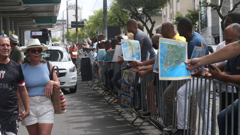 Unofficial guides selling tours to cruise passengers