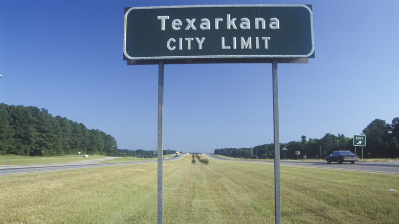 Texarkana city sign