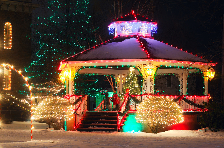 Holographic Christmas Tree Is Spectacular But Deadly, See It In Action