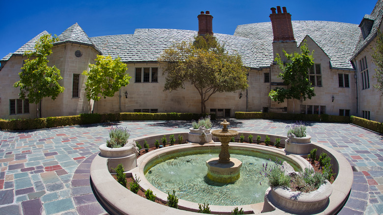 Greystone Mansion courtyard 