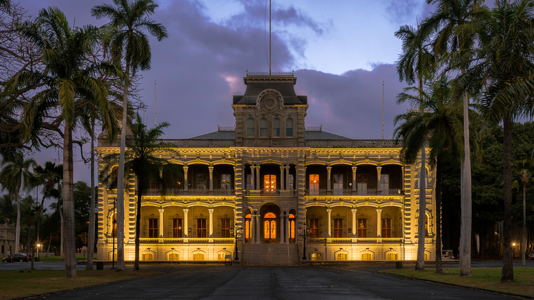 Iolani Palace at night 