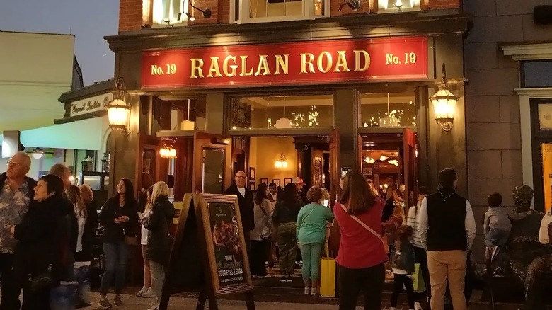 outside of raglan road 