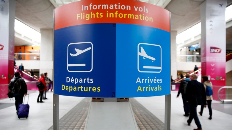Charles de Gaulle airport sign