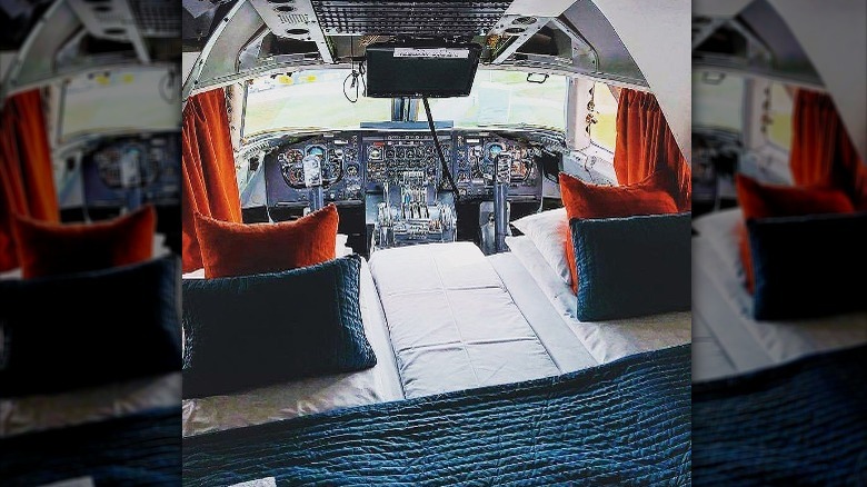 Cockpit room in Jumbo Stay
