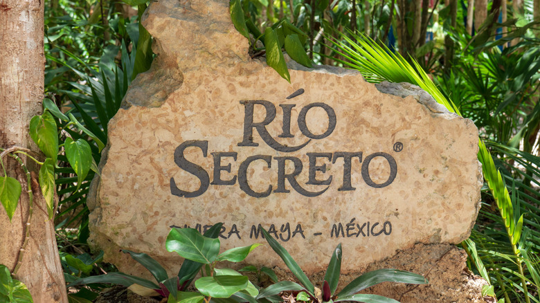 A Rio Secreto sign