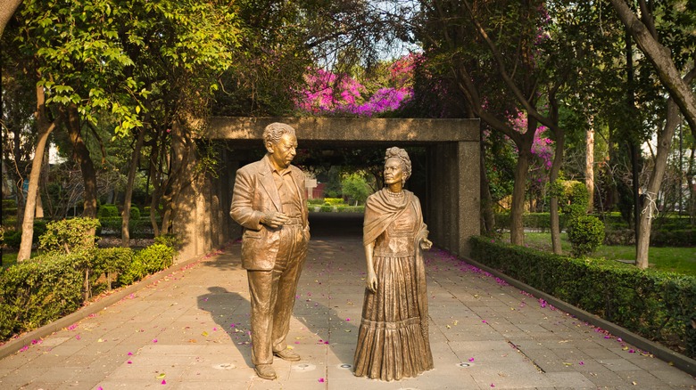 statues of diego and frida