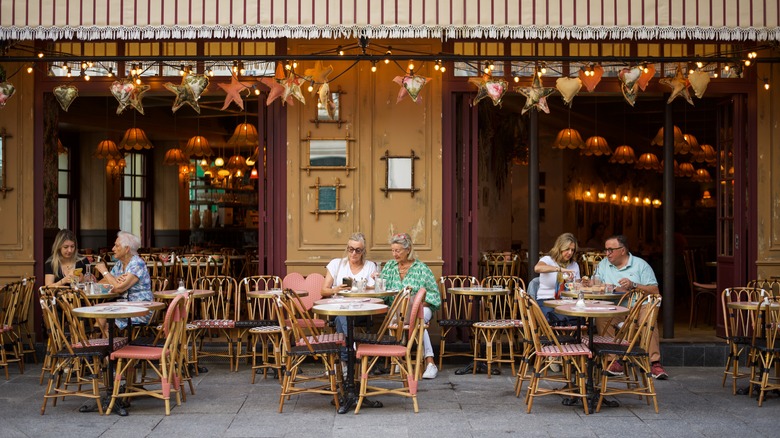 People eating outside at Paris café