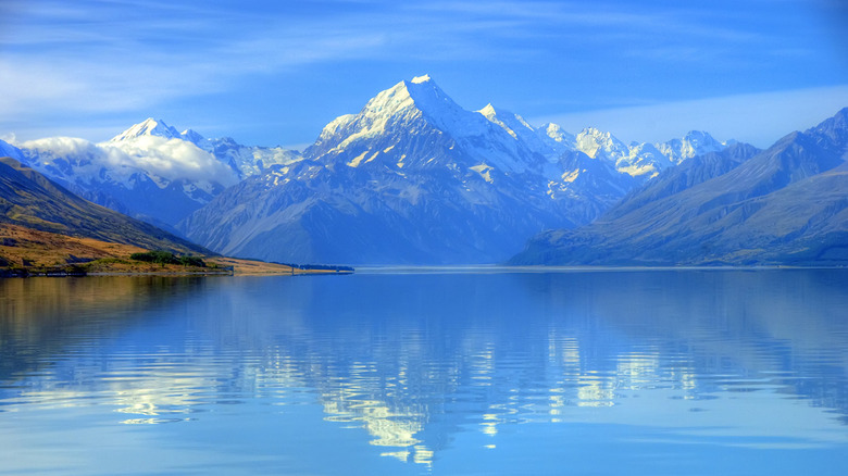 Lake Pukaki and distant mountain