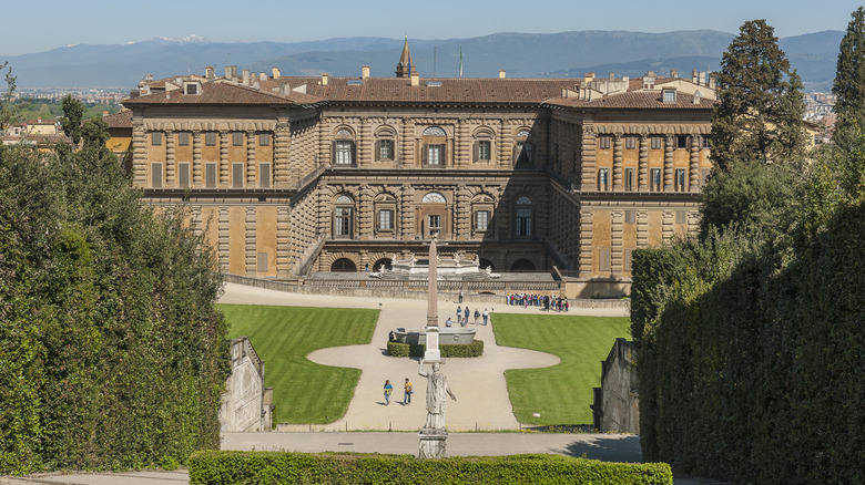 Piazza Pitti and landscaping