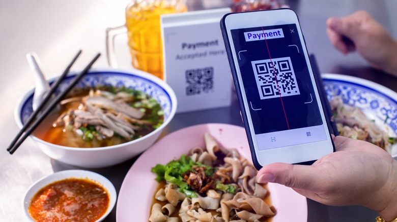 Diner scanning payment QR code