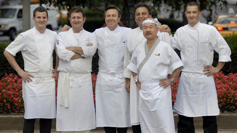 Hidekazu Tojo in front of non-Japanese chefs