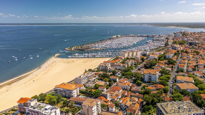 Boats on the water and houses in the distance on the Bay of Arcachon